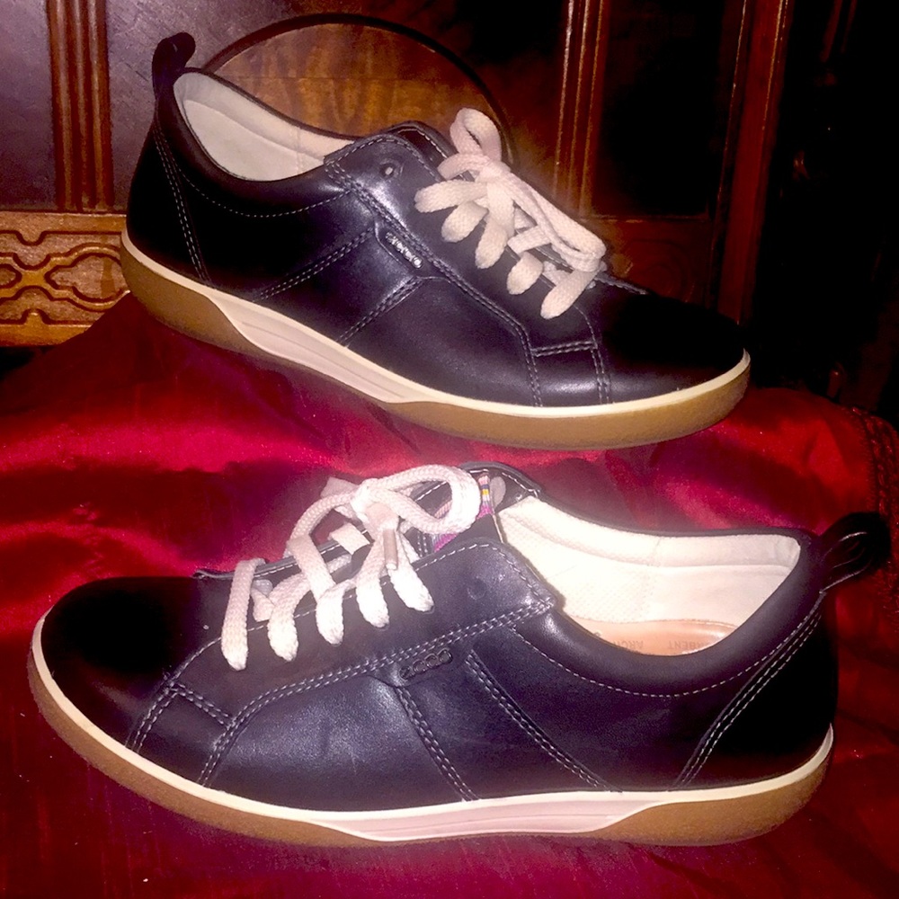 Ecco Women’s Black Leather Lace 5.5M Oxfords Vegan